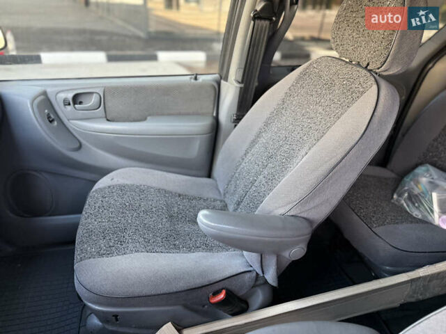 Черный Крайслер Гранд Вояджер, объемом двигателя 2.5 л и пробегом 320 тыс. км за 2999 $, фото 10 на Automoto.ua