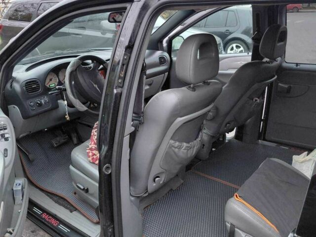 Черный Крайслер Гранд Вояджер, объемом двигателя 2.8 л и пробегом 334 тыс. км за 6000 $, фото 7 на Automoto.ua