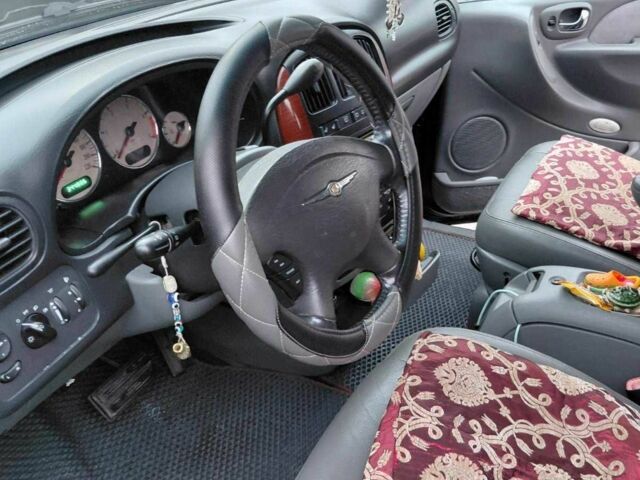 Черный Крайслер Гранд Вояджер, объемом двигателя 2.8 л и пробегом 334 тыс. км за 6000 $, фото 6 на Automoto.ua