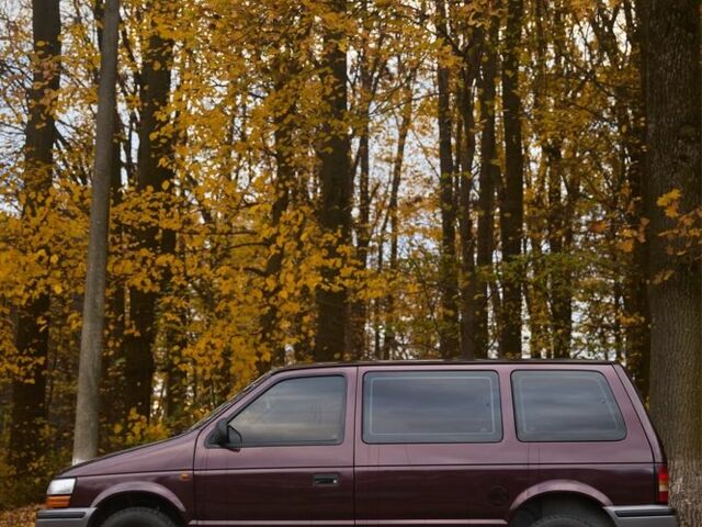Крайслер Grand Voyager 1993 у Вінниці на Automoto.ua Червоний Крайслер Grand Voyager, об'ємом двигуна 2.5 л та пробігом 260 тис. км за 3600 $, фото 1 на Automoto.ua