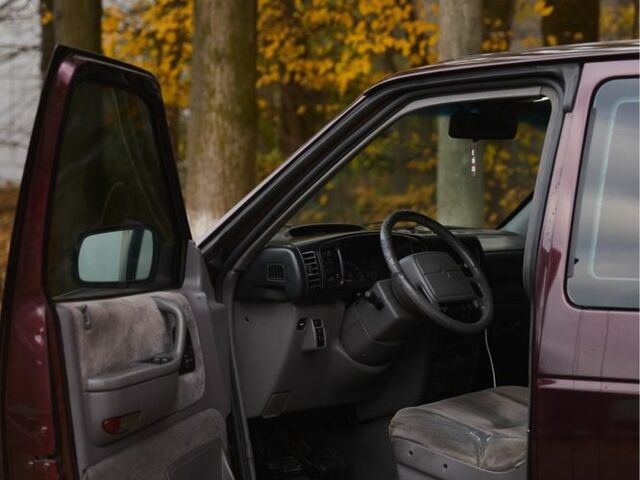 Крайслер Grand Voyager 1993 у Вінниці на Automoto.ua Червоний Крайслер Grand Voyager, об'ємом двигуна 2.5 л та пробігом 260 тис. км за 3600 $, фото 2 на Automoto.ua