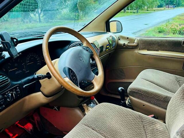 Крайслер Гранд Вояджер, объемом двигателя 2.5 л и пробегом 425 тыс. км за 1500 $, фото 4 на Automoto.ua