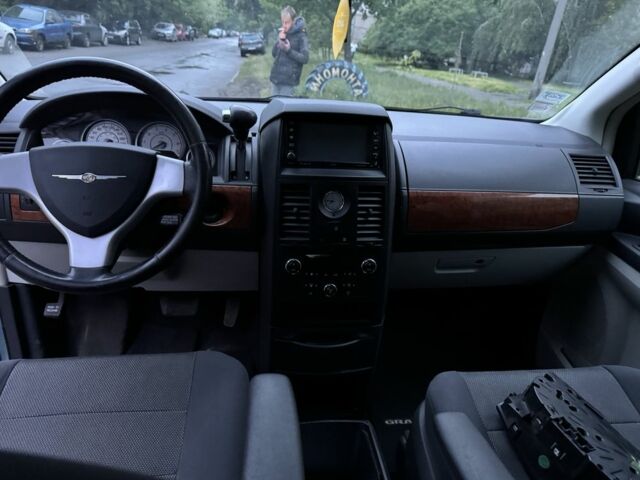 Крайслер Гранд Вояджер, объемом двигателя 3.8 л и пробегом 280 тыс. км за 3500 $, фото 4 на Automoto.ua