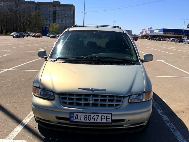Сірий Крайслер Grand Voyager, об'ємом двигуна 2.4 л та пробігом 400 тис. км за 3200 $, фото 10 на Automoto.ua