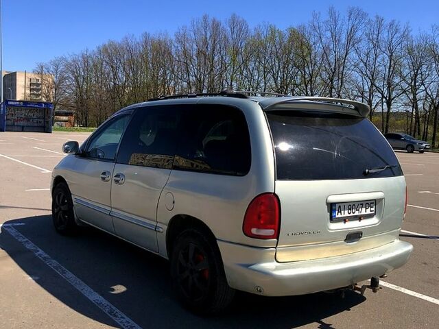Сірий Крайслер Grand Voyager, об'ємом двигуна 2.4 л та пробігом 400 тис. км за 3200 $, фото 1 на Automoto.ua