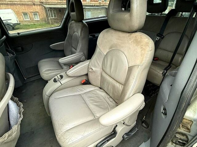 Серый Крайслер Гранд Вояджер, объемом двигателя 2.5 л и пробегом 289 тыс. км за 2500 $, фото 7 на Automoto.ua