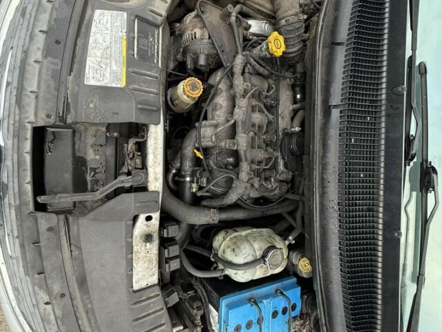 Серый Крайслер Гранд Вояджер, объемом двигателя 2.5 л и пробегом 289 тыс. км за 2541 $, фото 8 на Automoto.ua