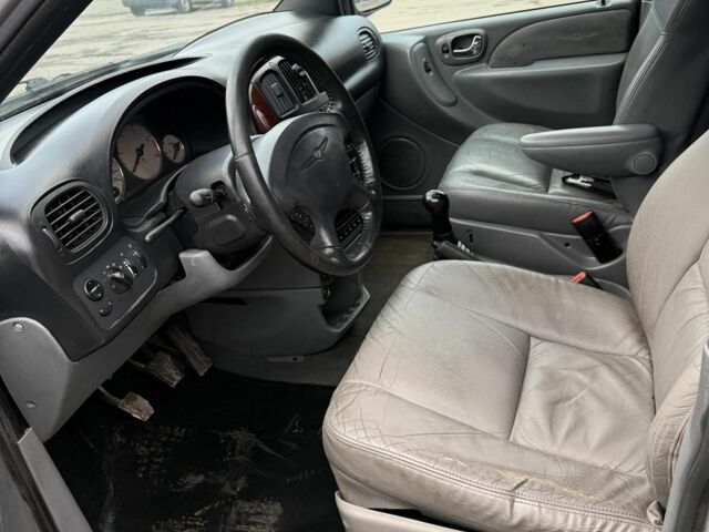 Серый Крайслер Гранд Вояджер, объемом двигателя 2.5 л и пробегом 289 тыс. км за 2541 $, фото 6 на Automoto.ua