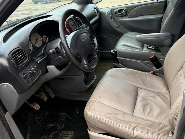 Серый Крайслер Гранд Вояджер, объемом двигателя 2.5 л и пробегом 289 тыс. км за 2500 $, фото 6 на Automoto.ua