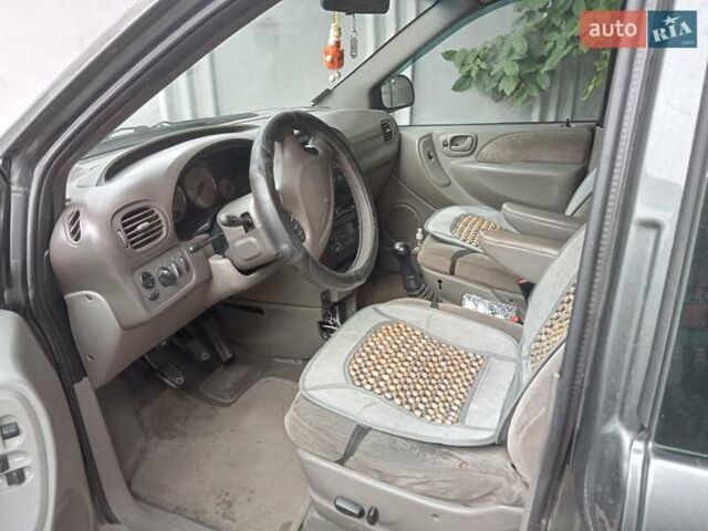 Сірий Крайслер Grand Voyager, об'ємом двигуна 2.5 л та пробігом 532 тис. км за 3999 $, фото 17 на Automoto.ua