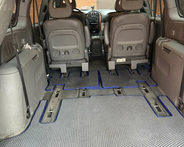 Сірий Крайслер Grand Voyager, об'ємом двигуна 2.78 л та пробігом 340 тис. км за 5914 $, фото 7 на Automoto.ua