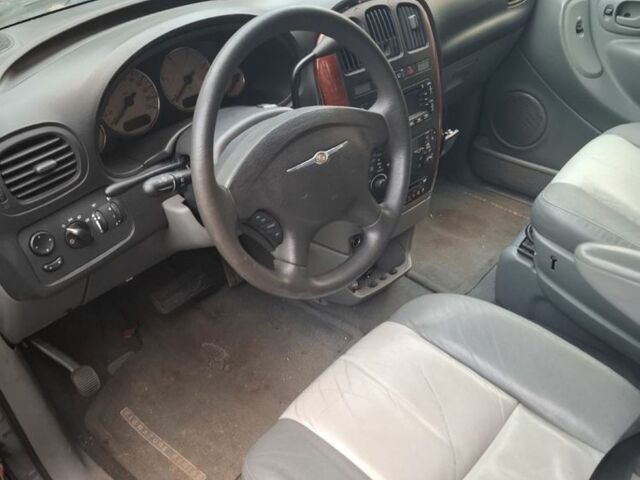 Серый Крайслер Гранд Вояджер, объемом двигателя 2.8 л и пробегом 300 тыс. км за 5500 $, фото 4 на Automoto.ua