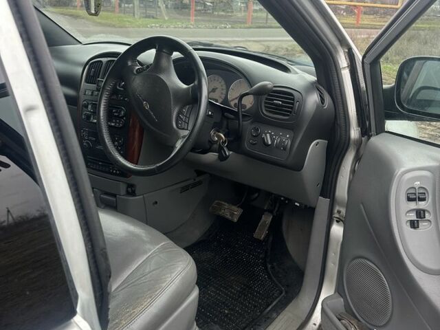 Серый Крайслер Гранд Вояджер, объемом двигателя 2.8 л и пробегом 350 тыс. км за 2850 $, фото 4 на Automoto.ua