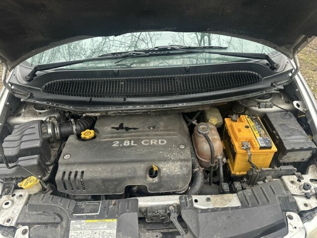 Серый Крайслер Гранд Вояджер, объемом двигателя 2.8 л и пробегом 350 тыс. км за 2850 $, фото 5 на Automoto.ua