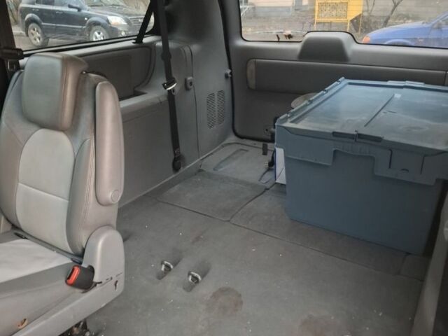 Серый Крайслер Гранд Вояджер, объемом двигателя 2.8 л и пробегом 300 тыс. км за 5500 $, фото 5 на Automoto.ua