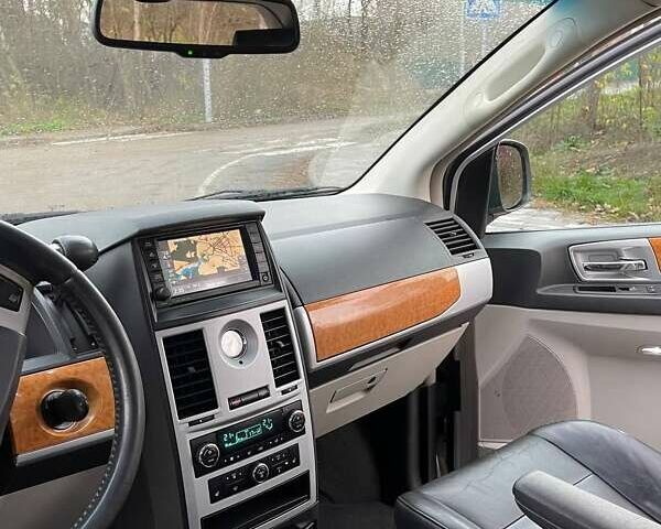 Серый Крайслер Гранд Вояджер, объемом двигателя 2.78 л и пробегом 245 тыс. км за 9000 $, фото 12 на Automoto.ua