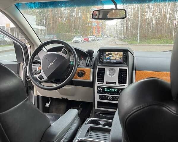 Серый Крайслер Гранд Вояджер, объемом двигателя 2.78 л и пробегом 245 тыс. км за 9000 $, фото 10 на Automoto.ua