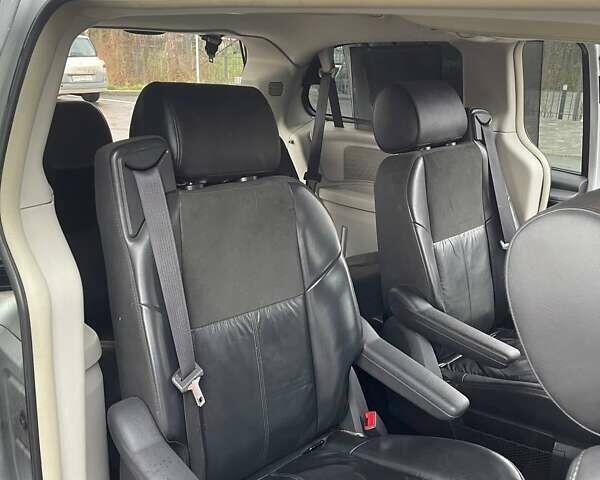 Серый Крайслер Гранд Вояджер, объемом двигателя 2.78 л и пробегом 245 тыс. км за 9000 $, фото 9 на Automoto.ua