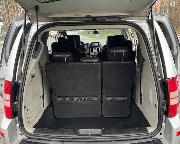 Серый Крайслер Гранд Вояджер, объемом двигателя 2.78 л и пробегом 245 тыс. км за 9000 $, фото 6 на Automoto.ua