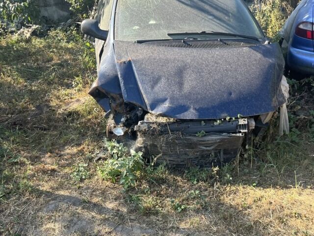 Синий Крайслер Гранд Вояджер, объемом двигателя 2.5 л и пробегом 200 тыс. км за 999 $, фото 1 на Automoto.ua