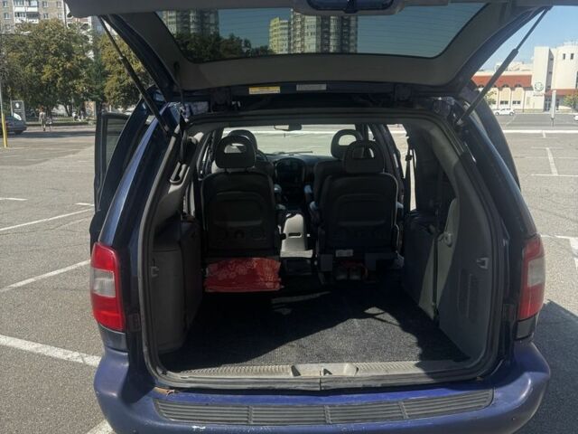 Синий Крайслер Гранд Вояджер, объемом двигателя 2.8 л и пробегом 308 тыс. км за 4500 $, фото 6 на Automoto.ua