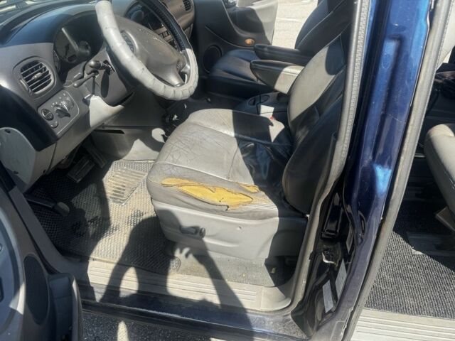 Синий Крайслер Гранд Вояджер, объемом двигателя 2.8 л и пробегом 308 тыс. км за 4500 $, фото 7 на Automoto.ua