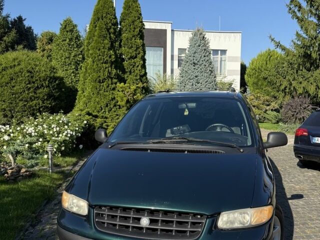 Зелений Крайслер Grand Voyager, об'ємом двигуна 3.3 л та пробігом 200 тис. км за 4500 $, фото 1 на Automoto.ua