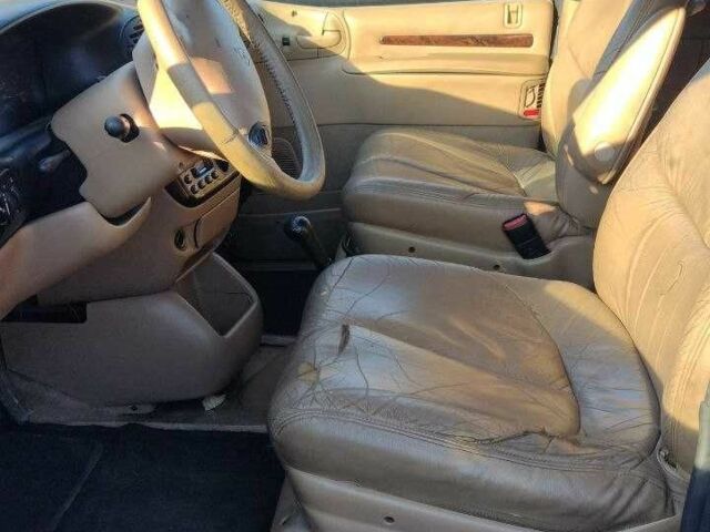 Зеленый Крайслер Гранд Вояджер, объемом двигателя 2.5 л и пробегом 287 тыс. км за 2150 $, фото 3 на Automoto.ua