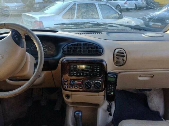 Зеленый Крайслер Гранд Вояджер, объемом двигателя 2.5 л и пробегом 287 тыс. км за 2150 $, фото 4 на Automoto.ua