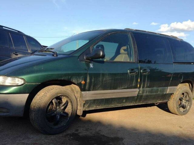 Зеленый Крайслер Гранд Вояджер, объемом двигателя 2.5 л и пробегом 287 тыс. км за 2150 $, фото 1 на Automoto.ua