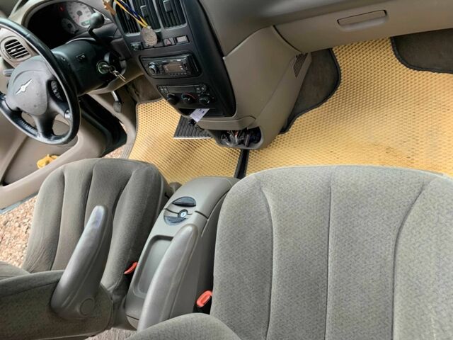 Зелений Крайслер Grand Voyager, об'ємом двигуна 3.3 л та пробігом 353 тис. км за 3550 $, фото 9 на Automoto.ua