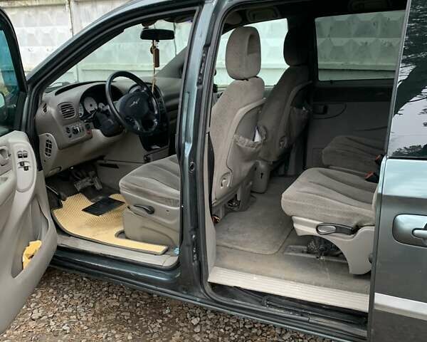 Зелений Крайслер Grand Voyager, об'ємом двигуна 3.3 л та пробігом 353 тис. км за 3450 $, фото 4 на Automoto.ua