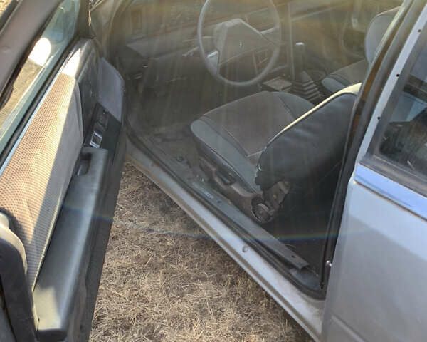 Серый Крайслер ЛЕ Барон, объемом двигателя 2.2 л и пробегом 200 тыс. км за 800 $, фото 2 на Automoto.ua