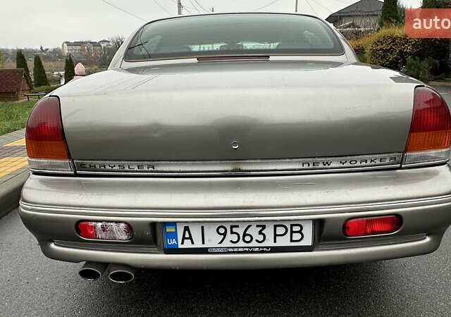 Серый Крайслер Нью Йоркер, объемом двигателя 3.52 л и пробегом 274 тыс. км за 4900 $, фото 5 на Automoto.ua