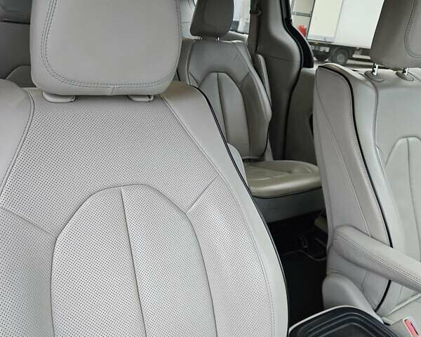 Білий Крайслер Pacifica, об'ємом двигуна 3.61 л та пробігом 98 тис. км за 24000 $, фото 7 на Automoto.ua