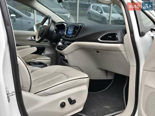 Білий Крайслер Pacifica, об'ємом двигуна 3.6 л та пробігом 99 тис. км за 23900 $, фото 9 на Automoto.ua