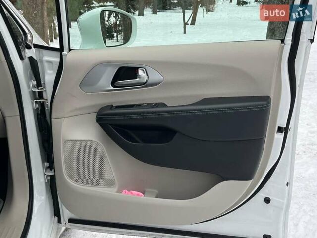 Белый Крайслер Пасифик, объемом двигателя 3.6 л и пробегом 99 тыс. км за 22990 $, фото 36 на Automoto.ua