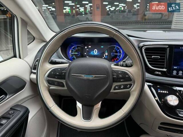 Крайслер Пасифик 2017 в Киеве на Automoto.ua Белый Крайслер Пасифик, объемом двигателя 3.61 л и пробегом 96 тыс. км за 24990 $, фото 20 на Automoto.ua