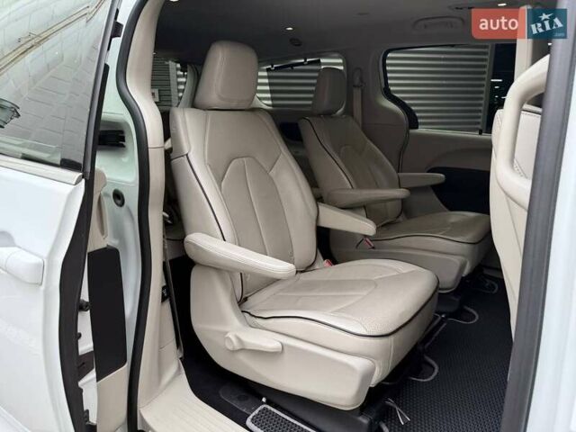 Крайслер Пасифик 2017 в Киеве на Automoto.ua Белый Крайслер Пасифик, объемом двигателя 3.61 л и пробегом 96 тыс. км за 24990 $, фото 14 на Automoto.ua