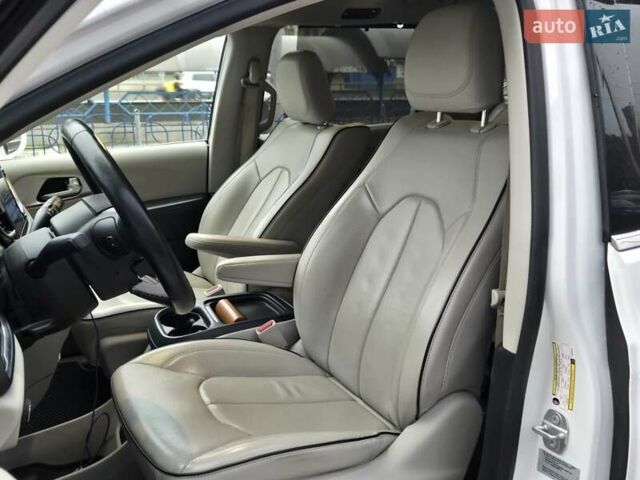 Білий Крайслер Pacifica, об'ємом двигуна 3.6 л та пробігом 99 тис. км за 23900 $, фото 8 на Automoto.ua