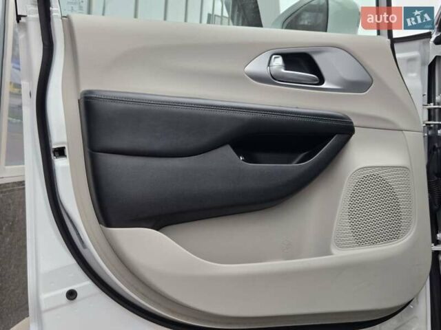Білий Крайслер Pacifica, об'ємом двигуна 3.6 л та пробігом 99 тис. км за 23900 $, фото 14 на Automoto.ua