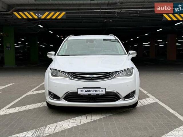 Крайслер Пасифик 2017 в Киеве на Automoto.ua Белый Крайслер Пасифик, объемом двигателя 3.61 л и пробегом 96 тыс. км за 24990 $, фото 1 на Automoto.ua
