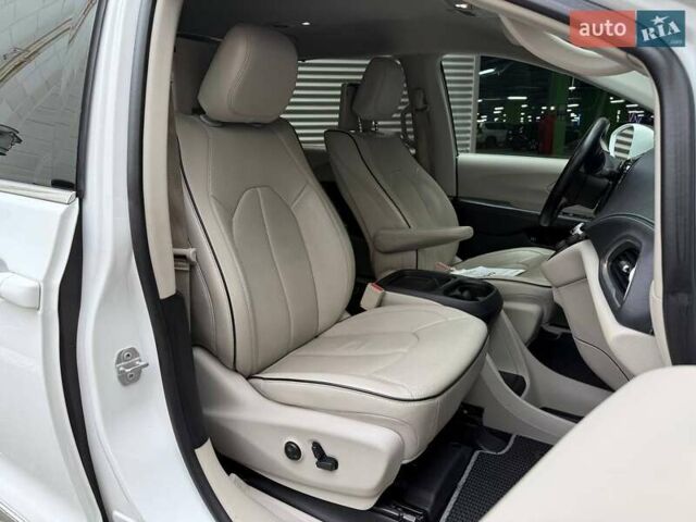 Крайслер Пасифик 2017 в Киеве на Automoto.ua Белый Крайслер Пасифик, объемом двигателя 3.61 л и пробегом 96 тыс. км за 24990 $, фото 15 на Automoto.ua