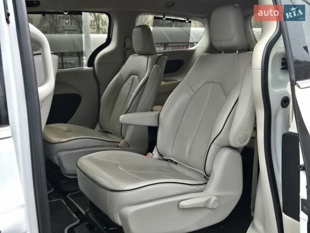 Білий Крайслер Pacifica, об'ємом двигуна 3.6 л та пробігом 99 тис. км за 23900 $, фото 11 на Automoto.ua