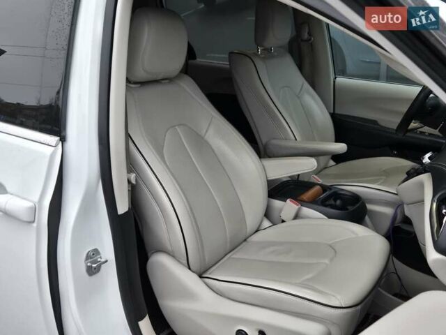 Білий Крайслер Pacifica, об'ємом двигуна 3.6 л та пробігом 99 тис. км за 23900 $, фото 10 на Automoto.ua
