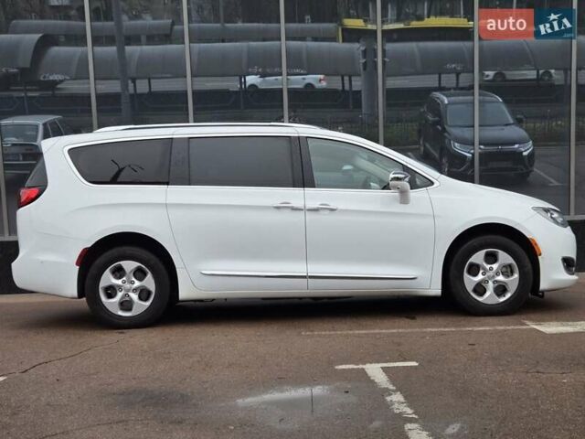 Білий Крайслер Pacifica, об'ємом двигуна 3.6 л та пробігом 99 тис. км за 23900 $, фото 6 на Automoto.ua