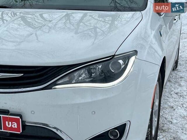 Белый Крайслер Пасифик, объемом двигателя 3.6 л и пробегом 99 тыс. км за 22990 $, фото 3 на Automoto.ua