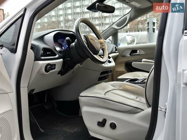 Білий Крайслер Pacifica, об'ємом двигуна 3.6 л та пробігом 99 тис. км за 23900 $, фото 7 на Automoto.ua