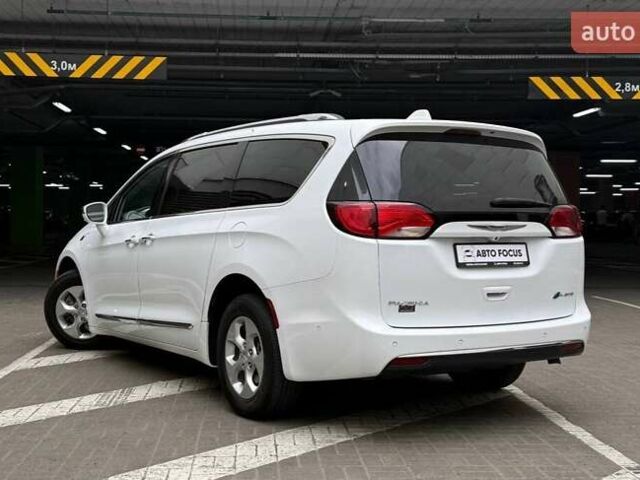 Крайслер Пасифик 2017 в Киеве на Automoto.ua Белый Крайслер Пасифик, объемом двигателя 3.61 л и пробегом 96 тыс. км за 24990 $, фото 4 на Automoto.ua