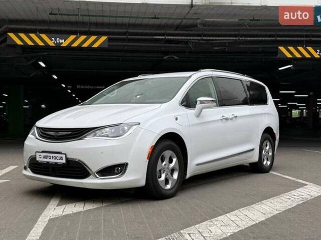 Крайслер Пасифик 2017 в Киеве на Automoto.ua Белый Крайслер Пасифик, объемом двигателя 3.61 л и пробегом 96 тыс. км за 24990 $, фото 2 на Automoto.ua